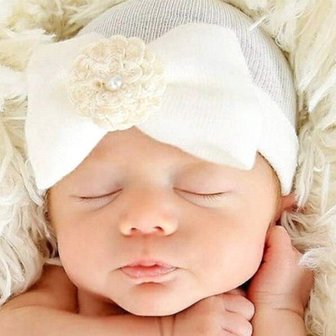 Newborn babymutsje strik met parel